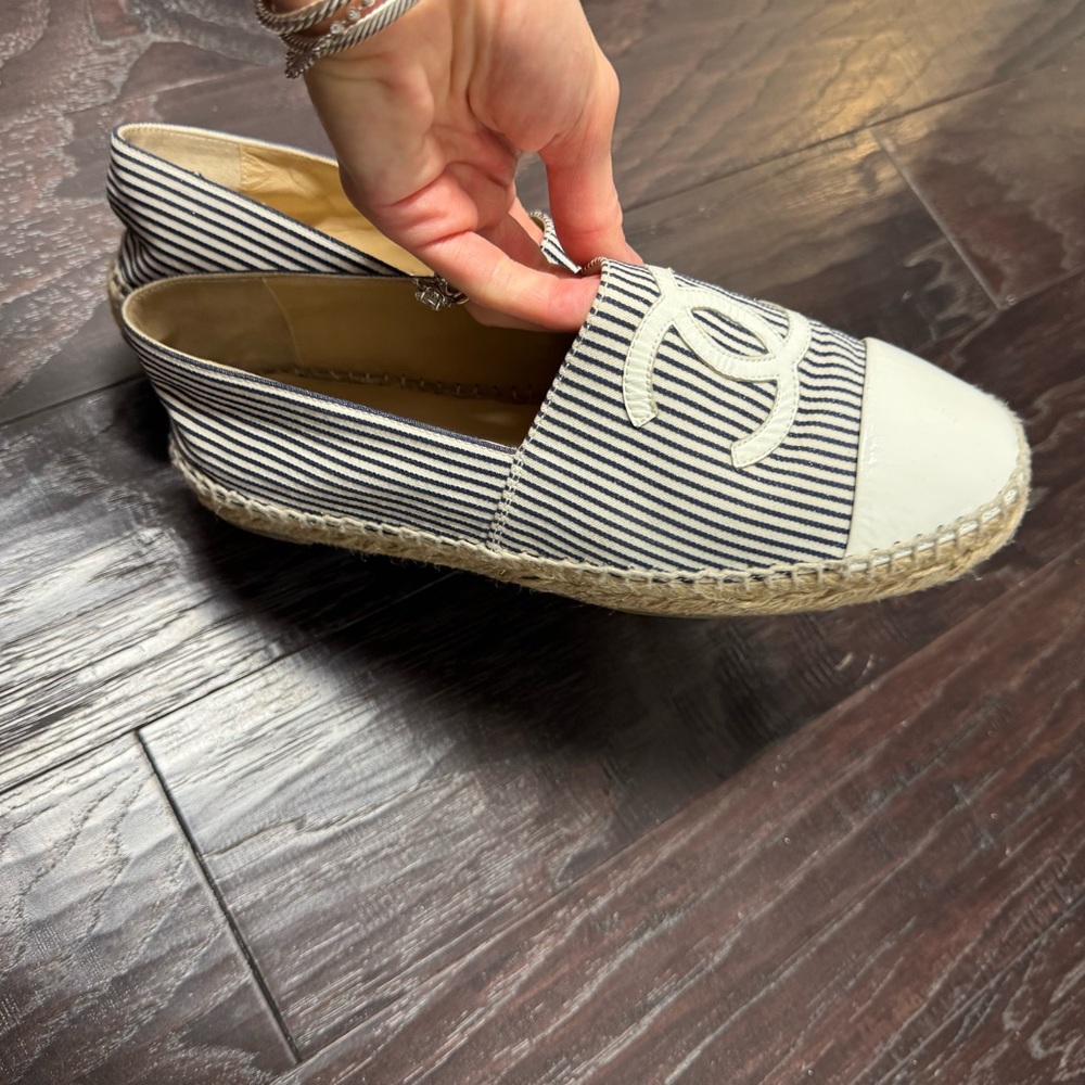 CHANEL Black and White Espadrilles with Iconic CC Logo - Picture 4 of 6